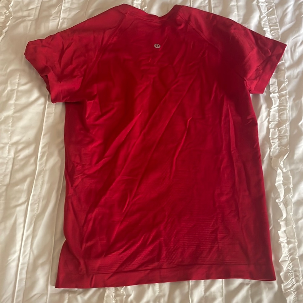 Swiftly Tech Short Sleeve Shirt 2.0 Lululemon red cropped to meet hem of pants